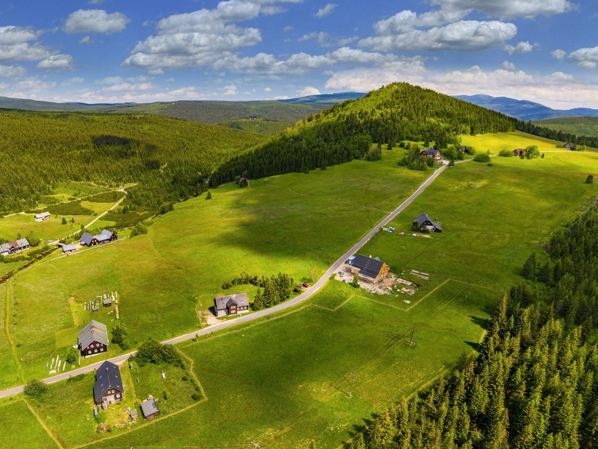 Osada Jizerka s rašeliništěm