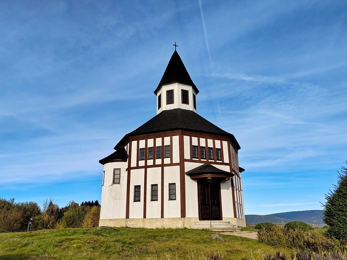 Obec Kořenov - pohled na kostel v Příchovicích