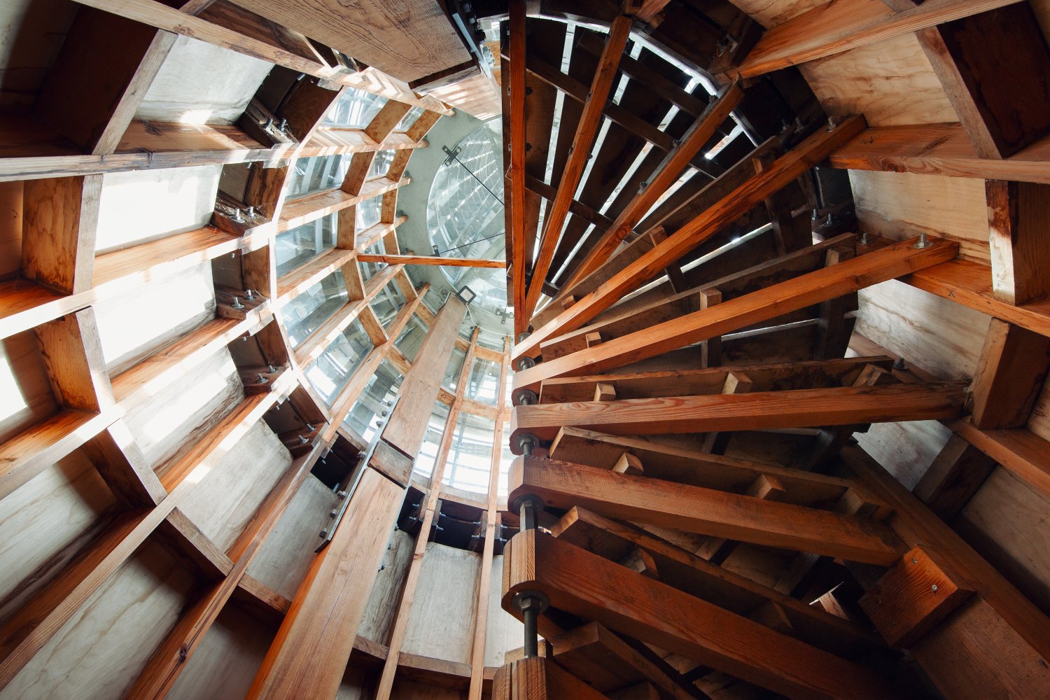 Vnitřní schodiště v Majáku Járy Cimrmana